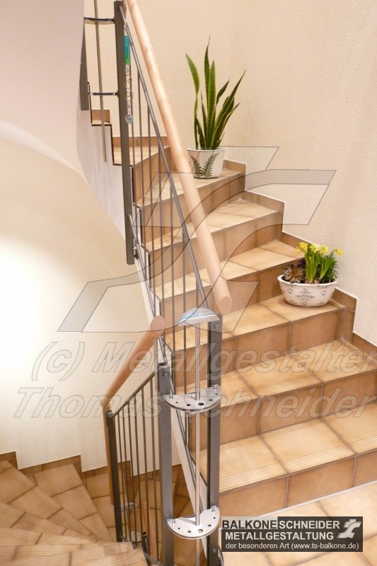 Treppe aus den 80er Jahren. Dieses neue Geländer bringt Schwung ins Treppenhaus. 